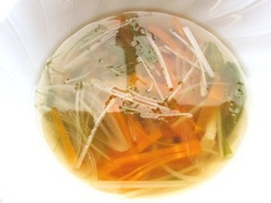 野菜のコンソメスープの写真