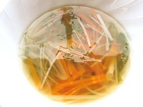 野菜のコンソメスープの画像