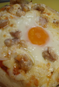 卵とチキンのピザ　ビスマルク風☆
