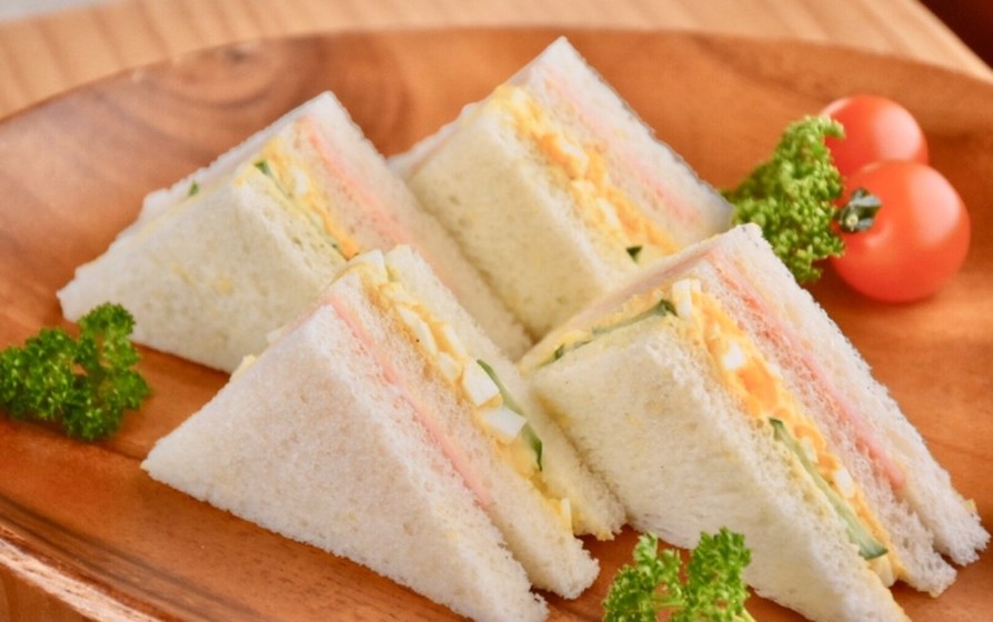 卵とハムとキュウリのサンドイッチの画像