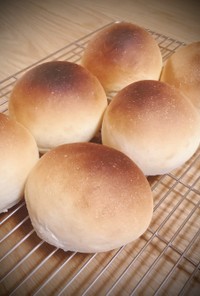 薄力粉で作る、シンプルな丸パン。