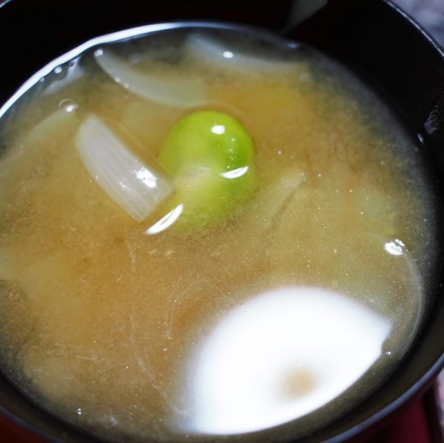 新玉葱と空豆の味噌汁の画像