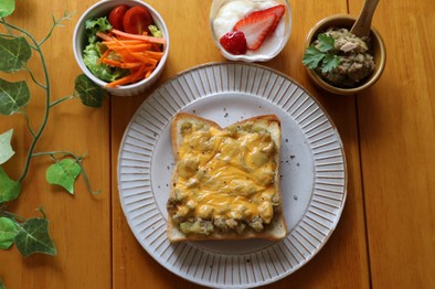 朝ごはんに！ナスとツナのチーズトーストの写真