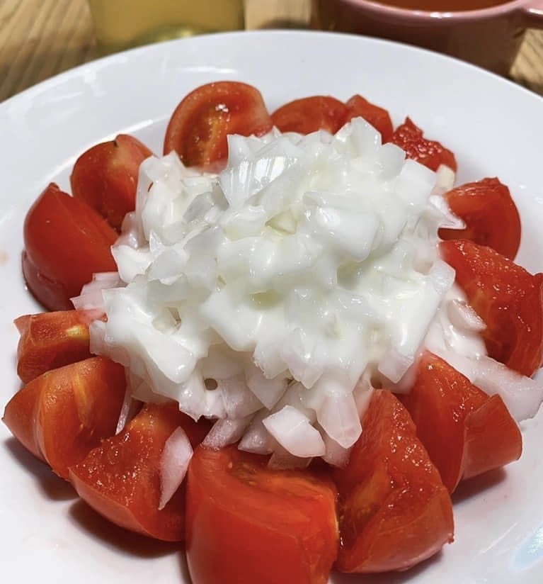 トマトと玉ねぎのザク切りサラダの画像
