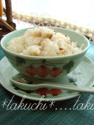 ルクや土鍋で　生姜風味の炊き込みご飯の写真