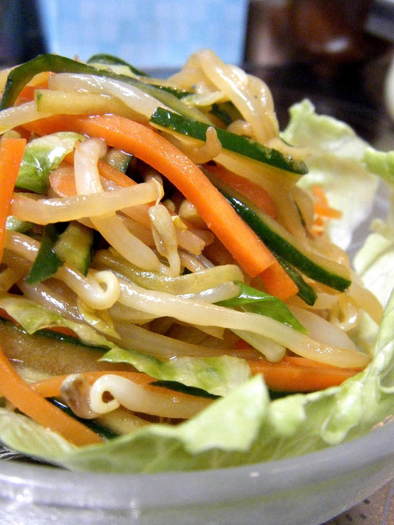 冷やし中華みたいな野菜サラダの写真