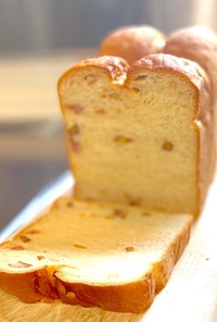 ナッツとソーセージのバタートップ食パン