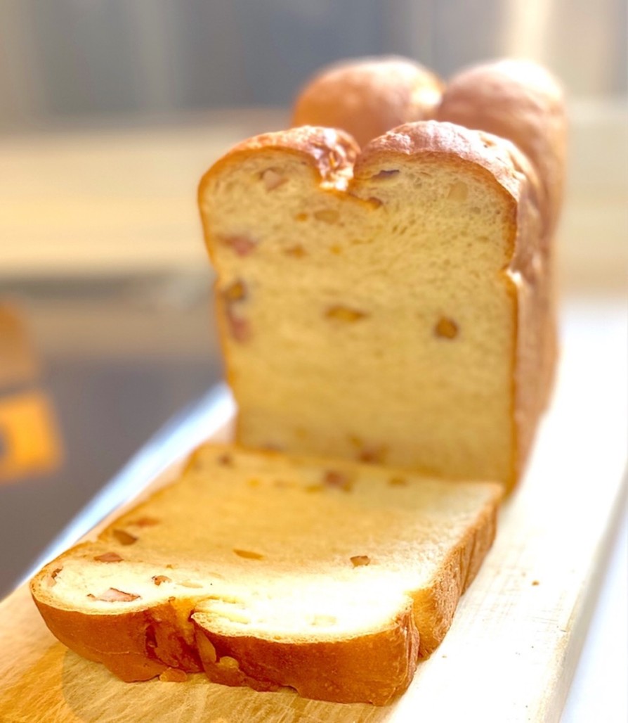ナッツとソーセージのバタートップ食パンの画像