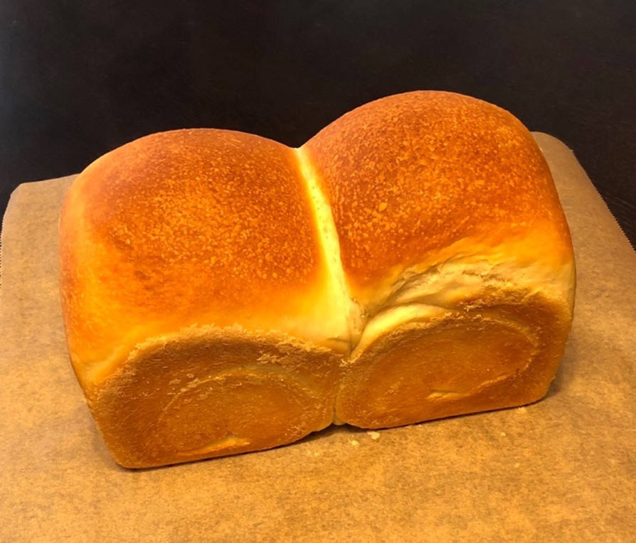 朝に焼きたて食パンの画像