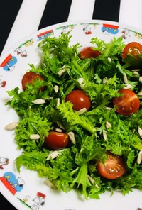 わさび菜とトマトのサラダ ヒマワリの種