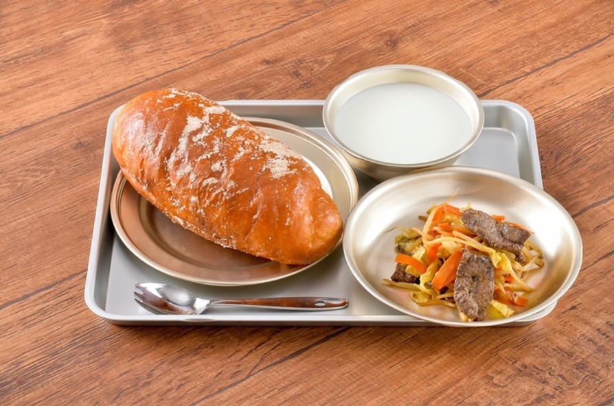 【昭和の学校給食】揚げパンと鯨ソテーの画像