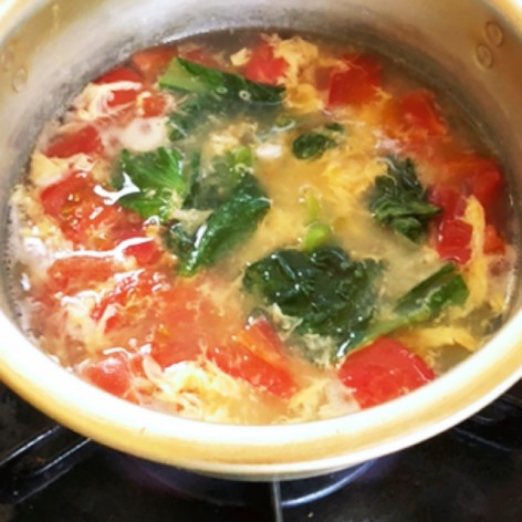 時短簡単トマト小松菜と卵のコンソメスープ