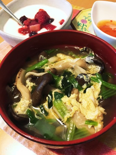 栄養価UP！萎びたキノコの中華風スープの写真