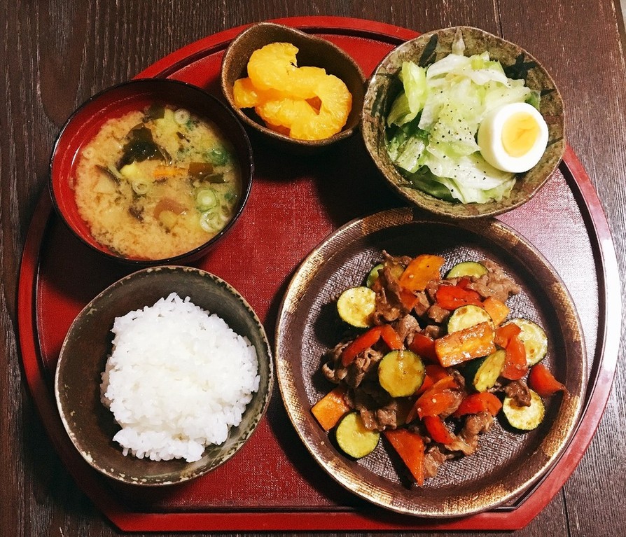 夏野菜と牛肉の炒め物定食の画像