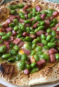 枝豆とベーコンのピザ