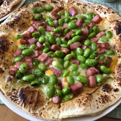 枝豆とベーコンのピザの写真