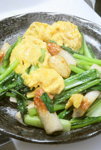 時短簡単小松菜と竹輪とふわふわ卵の炒め物