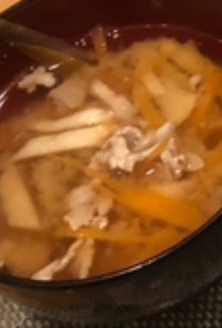 タケノコと豚肉と人参のせん切り味噌汁