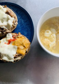 鯖味噌缶オープンサンドと卵スープ　朝ご飯