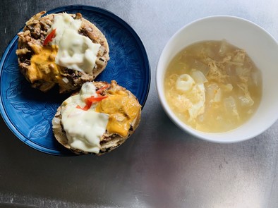 鯖味噌缶オープンサンドと卵スープ　朝ご飯の写真
