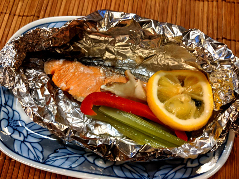 生鮭のホイル焼き（彩り野菜を入れて）の画像