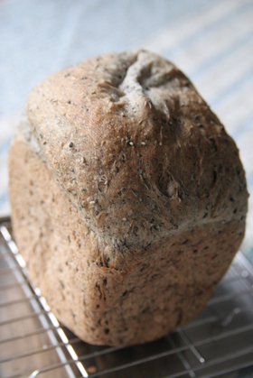 黒ごま食パン(米粉入り)