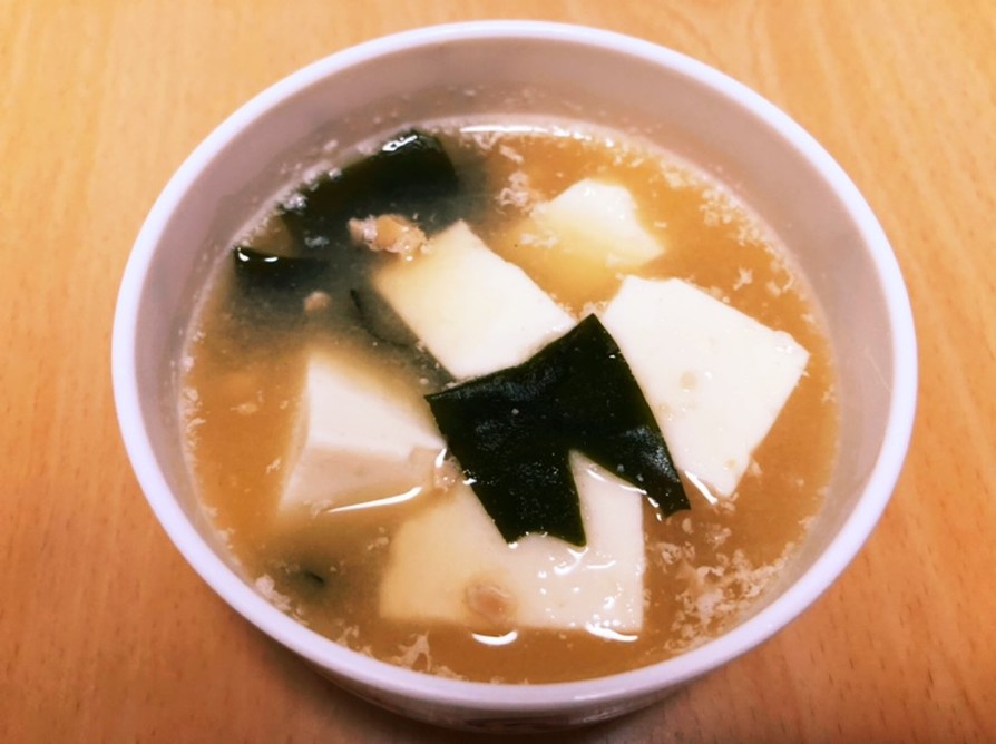 納豆と豆腐とワカメのお味噌汁の画像