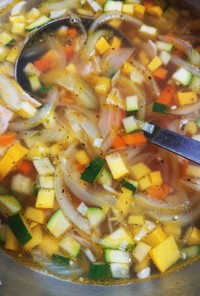 セロリの葉っぱで出汁をとった野菜スープ