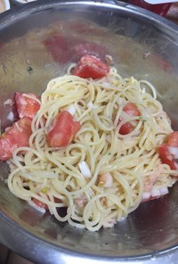 トマトとツナ玉ねぎの冷製パスタ