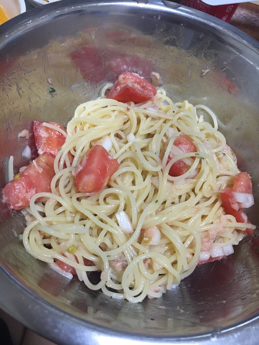 トマトとツナ玉ねぎの冷製パスタの画像