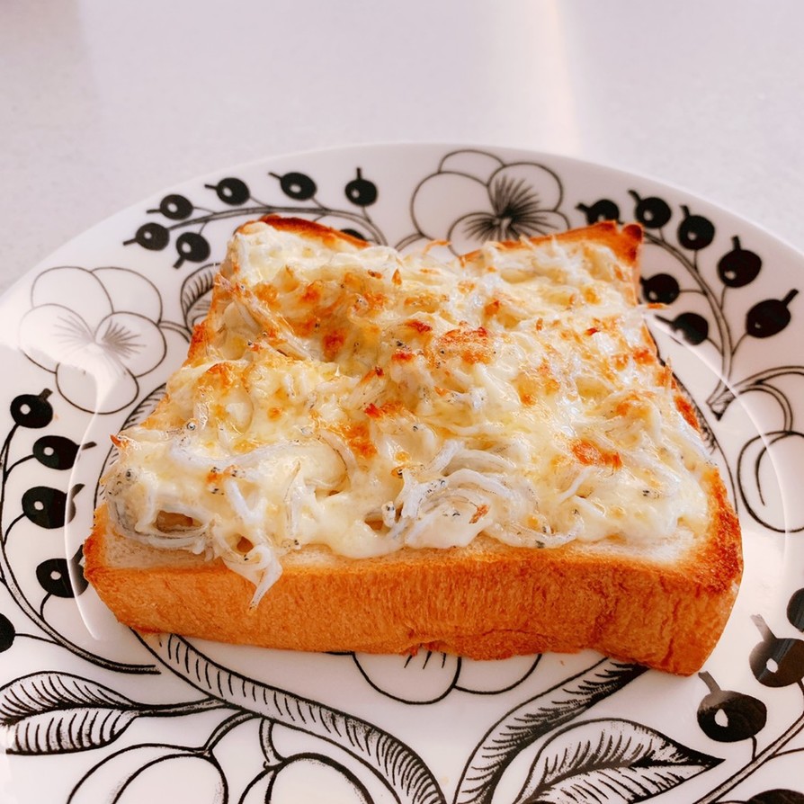 簡単美味しい！しらすチーズマヨのトーストの画像