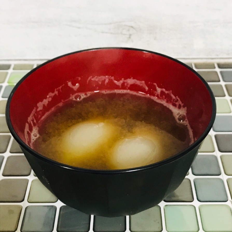小玉ねぎだけのお味噌汁の画像