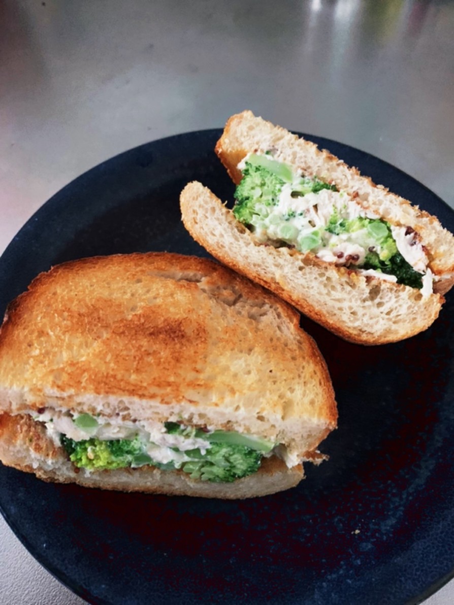 サラダチキンとブロッコリーのサンドイッチの画像