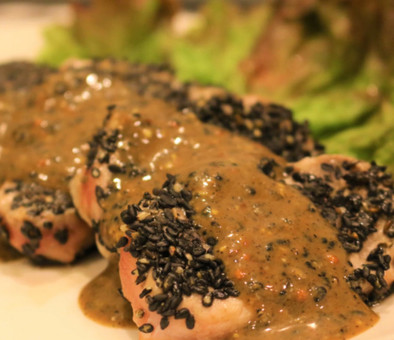 風味香ばしい豚ヒレ肉の黒ごまステーキの写真