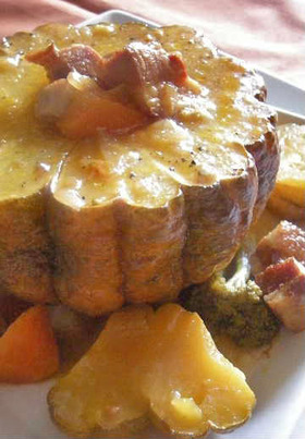 丸ごとカボチャの角切りベーコン煮