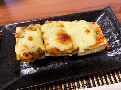 栃尾揚げの味噌チーズ焼きの写真