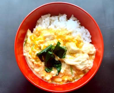 湯葉と豆腐の卵とじ丼の写真