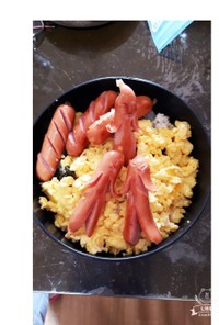 簡単朝ご飯入り卵とソーセージの丼