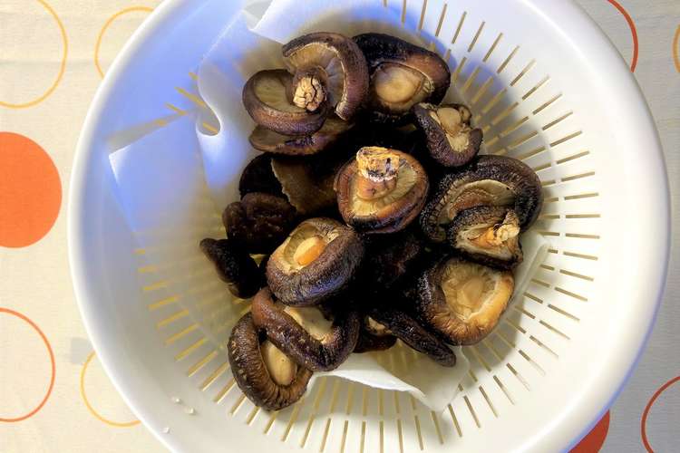 簡単便利 乾燥椎茸の戻し方 レシピ 作り方 By 阿蘇 南小国町 クックパッド 簡単おいしいみんなのレシピが367万品