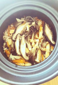 冷凍貝柱と椎茸と黒舞茸の簡単炊き込みご飯