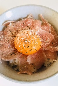 簡単すぎるカルボナーラ風生ハム丼。