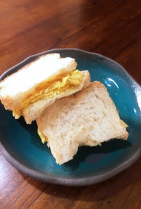 シンプルな卵焼きサンドイッチ