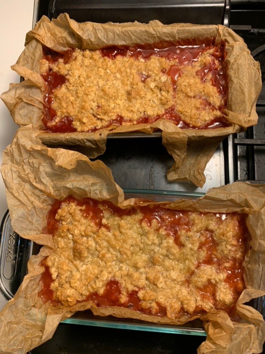苺とルバーブのクランブルケーキの画像