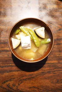 丸茄子&さやえんどう&豆腐の減塩味噌汁