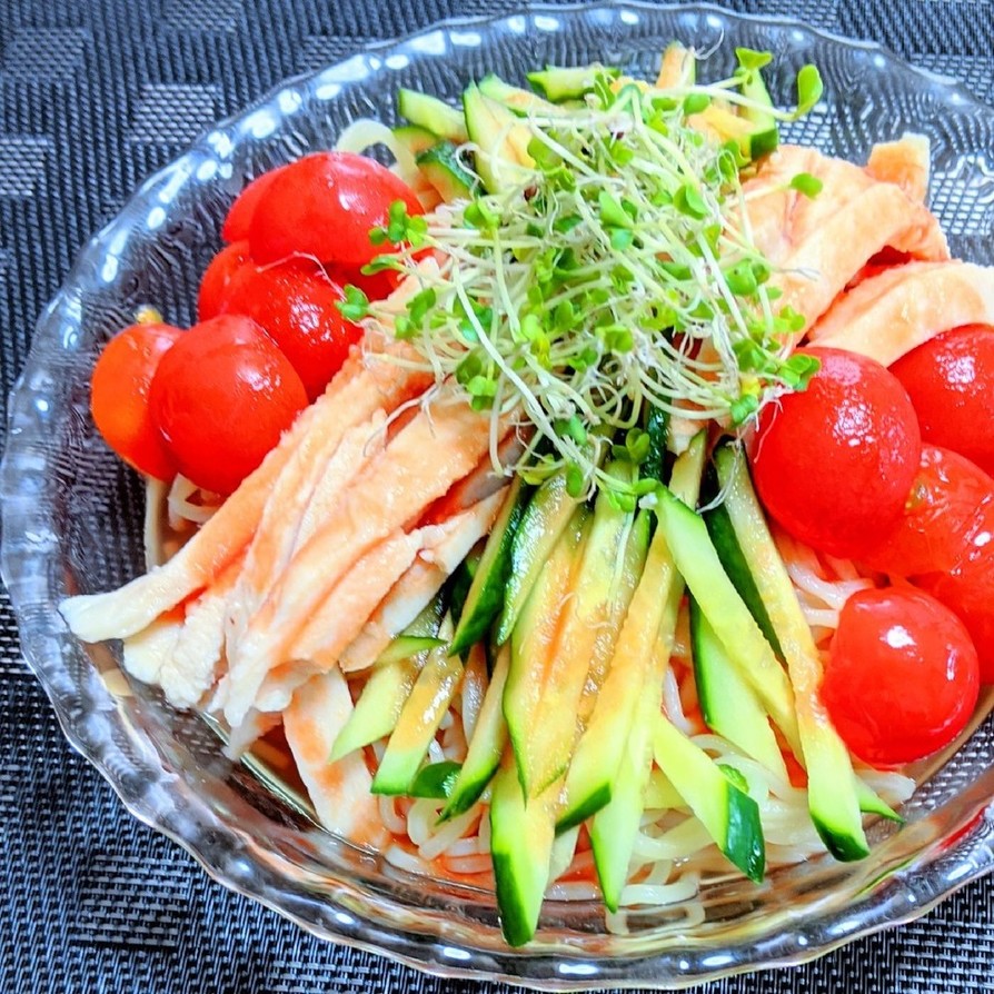サラダチキンのトマト風味冷やし中華の画像