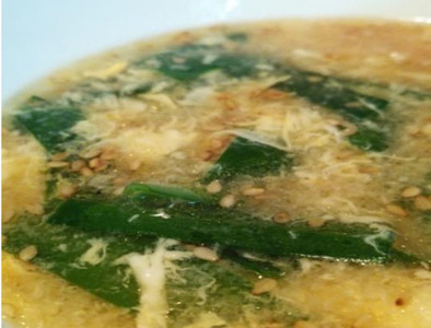 ニラと卵の中華スープの写真