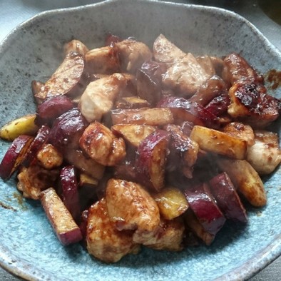 『サツマイモと鶏胸肉のバルサミコ酢炒め』の写真