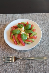 トマトとキウイのカプレーゼ風サラダ
