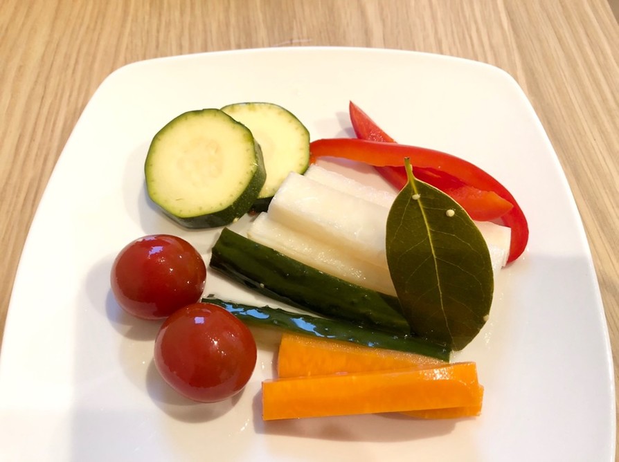 季節の野菜のピクルスの画像