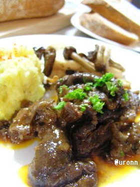 牛すじ肉の赤ワイン煮込み♪